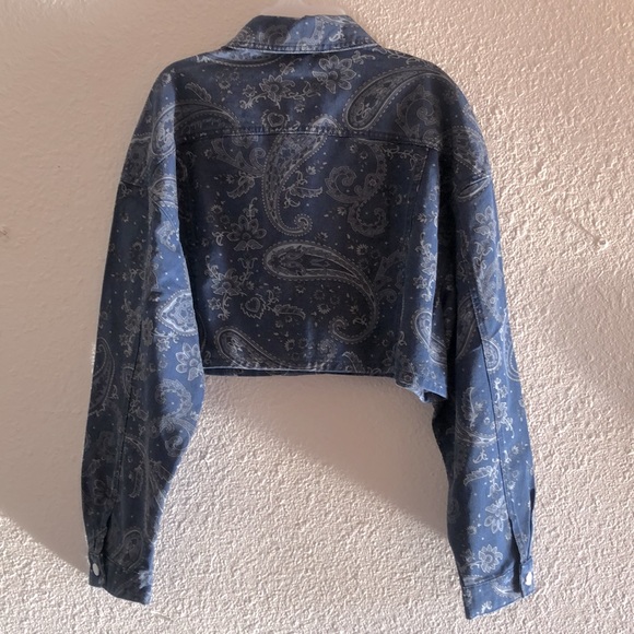 WEWOREWHAT Cropped Jean Jacket, Rigid Denim Paisley Print, Sz. M-L /NWT - Picture 13 of 17